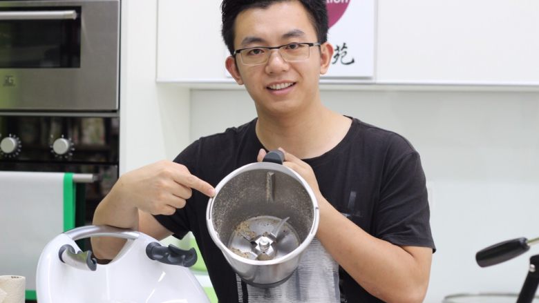 【美善品】低卡巧克力布朗尼,把坚果碎取出,放入容器,而主锅不用清洗。