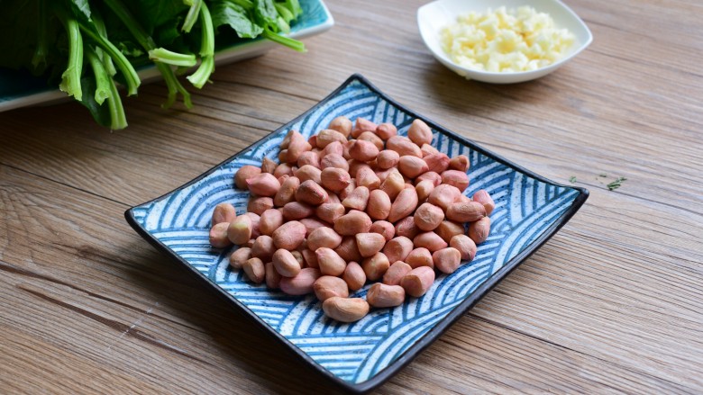#咸食#果仁菠菜,<a style='color:red;display:inline-block;' href='/shicai/ 664'>花生</a>洗净擦干,蒜切末