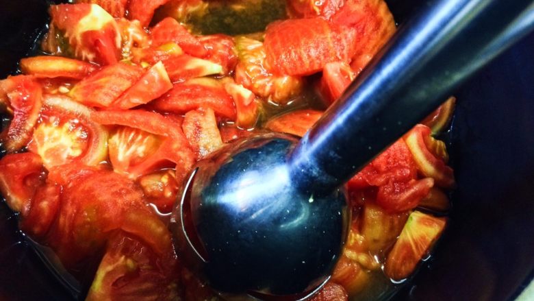 番茄酱、西红柿酱,放入锅内,使用料理机打碎