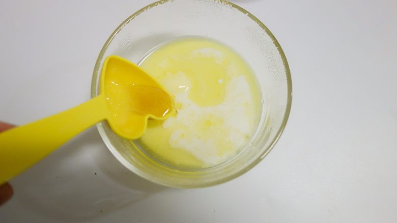 经典海绵蛋糕,2、 盐+牛奶+蜂蜜+黄油混合均匀放在40度以上温水中隔水保温的备用