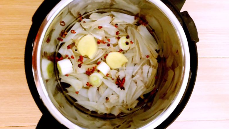 烧烤味道 香辣鸡脆,在压力锅内加入冷水,水量没过鸡脆,加入葱,姜,花椒粒和大料,煮10分钟