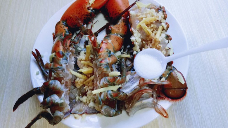 #无肉不欢#蒜泥清蒸大龙虾,再撒上食用盐,腌制15分钟。(根据个人口味调味)但是建议不要过多调味,那样会影响大龙虾的鲜美。