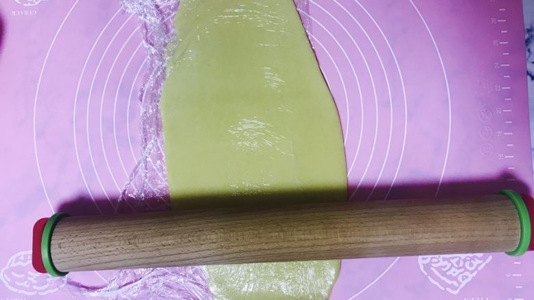 法式水果挞,就是这个样子 面团上下都有保鲜膜 千万别图省事直接擀,会裂开