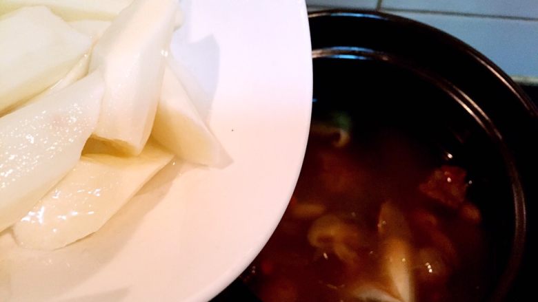 养生排骨山药汤,放入去皮后的山药块同煮,再小火煮1个小时