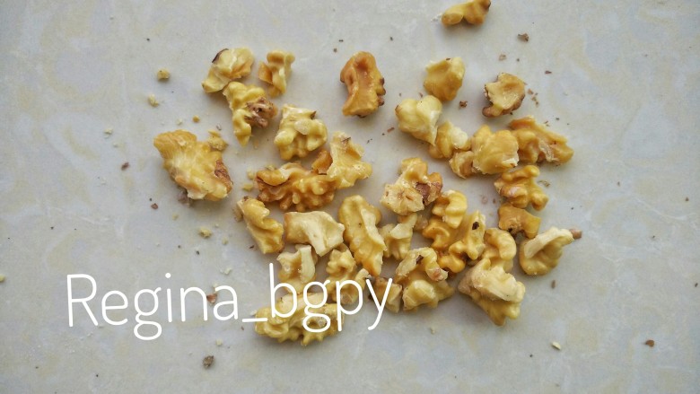 可可核桃脆饼,去皮之后掰成小块,备用