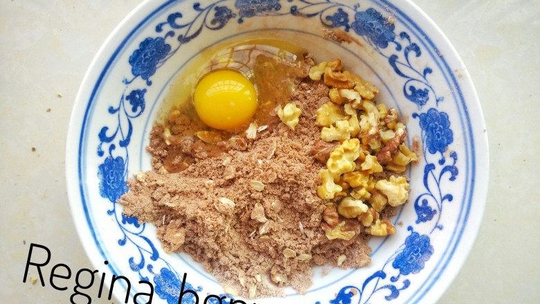 可可核桃脆饼,打入一颗<a style='color:red;display:inline-block;' href='/shicai/ 9'>鸡蛋</a>,核桃也放进去