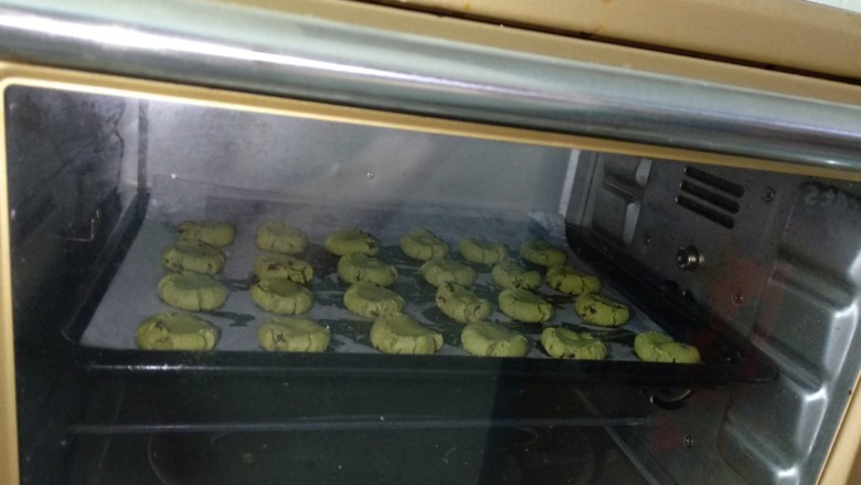 #尝过百味方叫人生##甜食#蔓越莓饼干,放入预热170℃烤箱,上下火中层烤20分钟左右(具体时间估计自家烤箱脾气来调整)