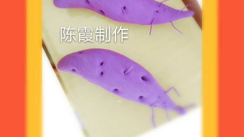 仿真馒头,方法同上~南瓜泥换成了<a style='color:red;display:inline-block;' href='/shicai/ 211531'>紫薯泥</a>而已,面团做成红薯状,然后用牙签扎眼,搓几个细条用牙签扎在底部,蒸好后放紫薯粉里滚一下即可