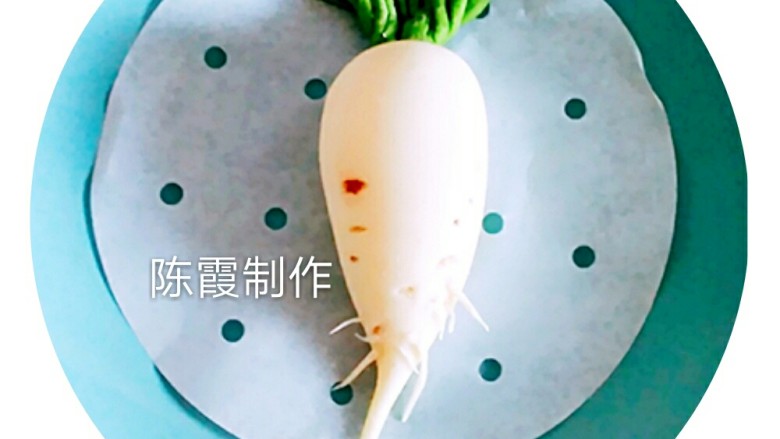 仿真馒头,仿真萝卜:面团揉成水滴状,用牙签扎眼,取一小块面粉搓成细条,用牙签扎在萝卜底部做成须子,叶子用<a style='color:red;display:inline-block;' href='/shicai/ 84408'>菠菜汁</a>和面,用刀子切成条状,成型后放锅里醒发,开火蒸15分钟即可关火,关火后闷五分钟开盖,蒸熟后往坑洼部位撒<a style='color:red;display:inline-block;' href='/shicai/ 920'>可可粉</a>,这样看起来生动些