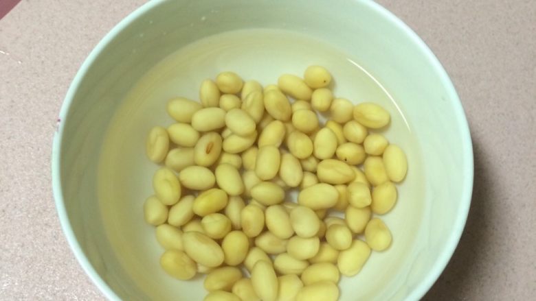 焖烧罐凉瓜黄豆排骨汤,首先把黄豆用温水浸泡4个小时以上,我是早上浸泡的,中午做的汤