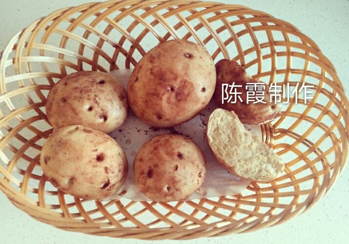 仿真馒头,这款土豆馒头,揉面时面粉里加了红糖,这样的颜色接近土豆,做成大小不等的面坯,然后用牙签扎眼,蒸熟后放可可粉里滚几圈即可