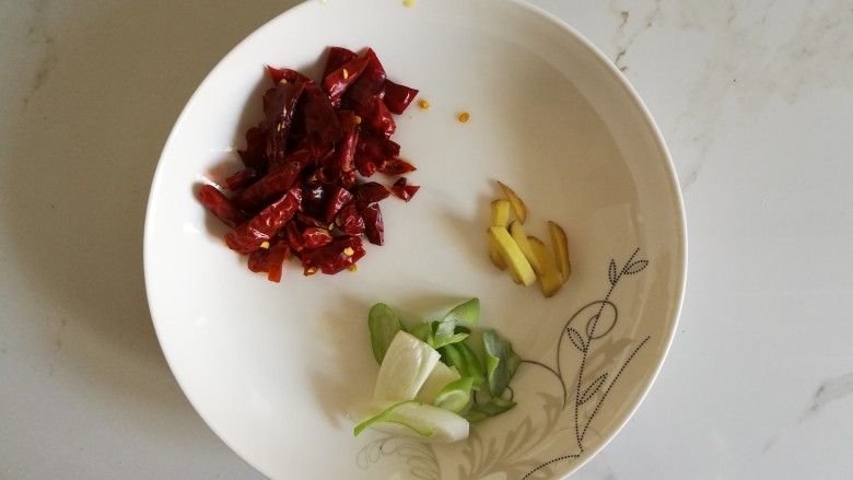 独家酸辣白菜,准备配料，三瓣<a style='color:red;display:inline-block;' href='/shicai/ 2794'>大蒜</a>拍碎备用