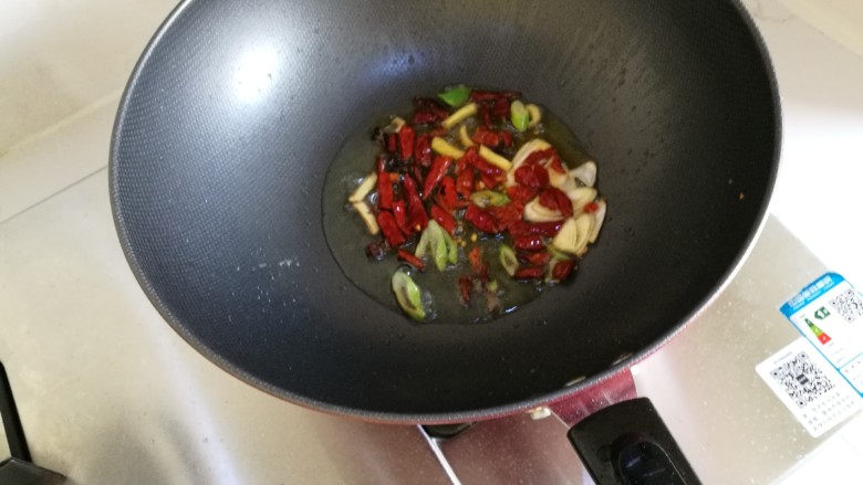 独家酸辣白菜,开小火放入<a style='color:red;display:inline-block;' href='/shicai/ 86474'>干辣椒</a>