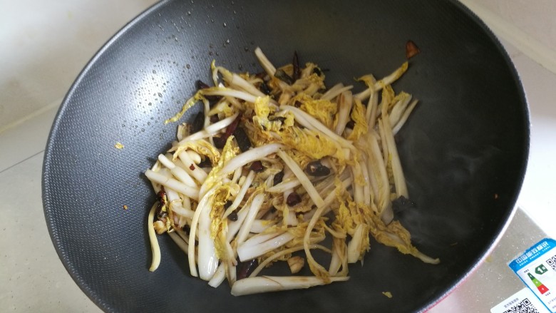 独家酸辣白菜,然后放入娃娃菜，开大火翻炒，然后依次放入盐，十三香，醋，少量老抽继续翻炒，出锅前放入鸡精