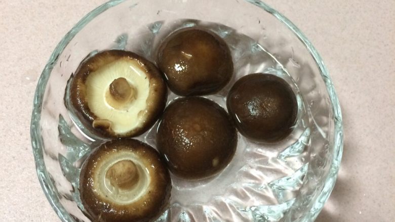 焖烧罐凉瓜黄豆排骨汤,香菇取小朵的,在温水中洗干净
