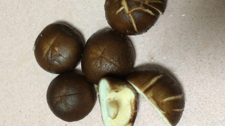 焖烧罐凉瓜黄豆排骨汤,洗好的香菇,大朵的香菇切成小块,小朵的中间开十字刀花