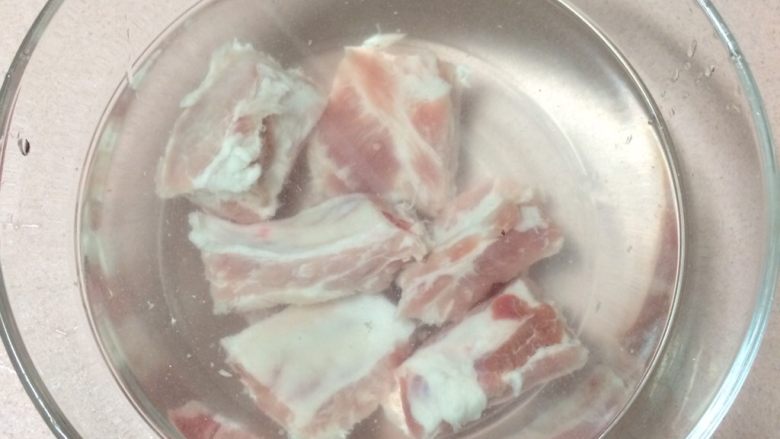 焖烧罐凉瓜黄豆排骨汤,排骨是这种小肋排,直接剁好的小块排骨,在清水中浸泡浸泡2小时以上去血水,中途多换几次水