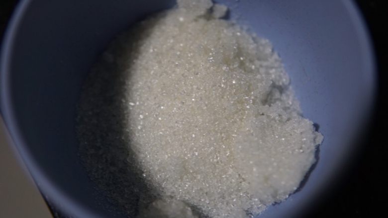原味蛋糕卷,剩余的30克白糖,需要分3次加入蛋白