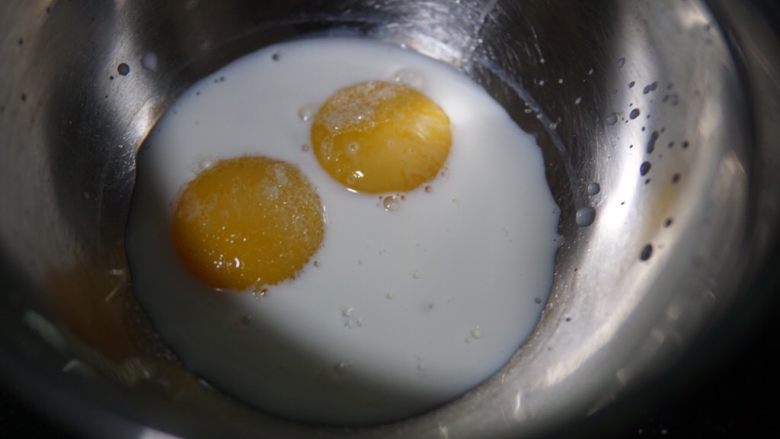原味蛋糕卷,再放入40克牛奶,1克盐