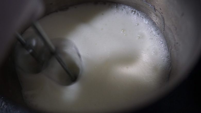 原味蛋糕卷,继续打蛋白到蛋白细腻加入最后一次白糖(如图所示)