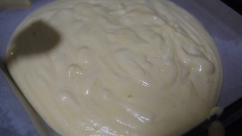 原味蛋糕卷,翻拌好的蛋糕糊,放入垫油纸的烤盘内,准备烘烤