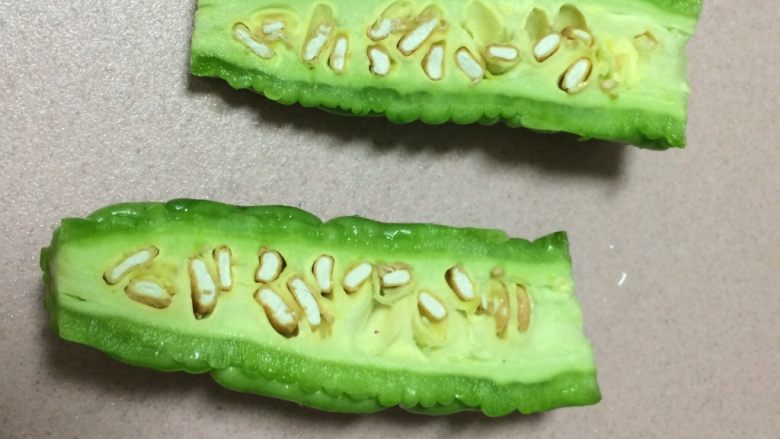 焖烧罐凉瓜黄豆排骨汤,凉瓜其实就是苦瓜,在粤菜里苦瓜叫凉瓜,取一小半切开一分为二,掏取苦瓜籽,边上的白色一层也要去掉,因为那一层白色膜去掉就不是那么苦了