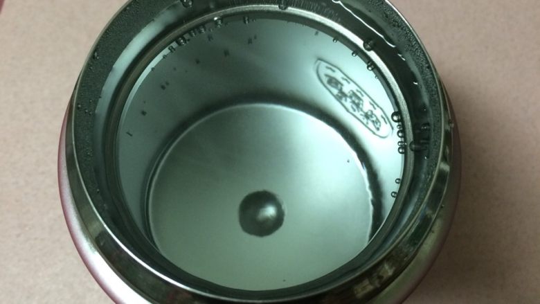 焖烧罐凉瓜黄豆排骨汤,焖烧罐先倒入烧开的开水预热5分钟,水不要加太多,盖的时候容易溢出外面,加到下口水位就可以了