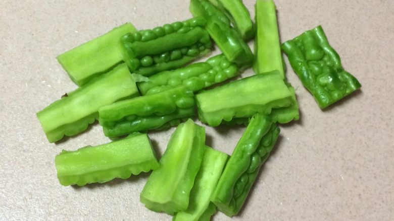 焖烧罐凉瓜黄豆排骨汤,然后切成小长块,尽量切小点,不要太大
