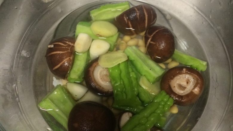 焖烧罐凉瓜黄豆排骨汤,排骨和香菇,黄豆分别放入锅中沸水焯水一遍,5-8分钟,苦瓜就不用焯水了,但是如果想让苦瓜不那么苦也可以焯水一下