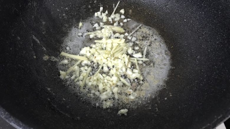 #咸味#~酱香淋茄子,锅内留油,加入姜蒜炒香