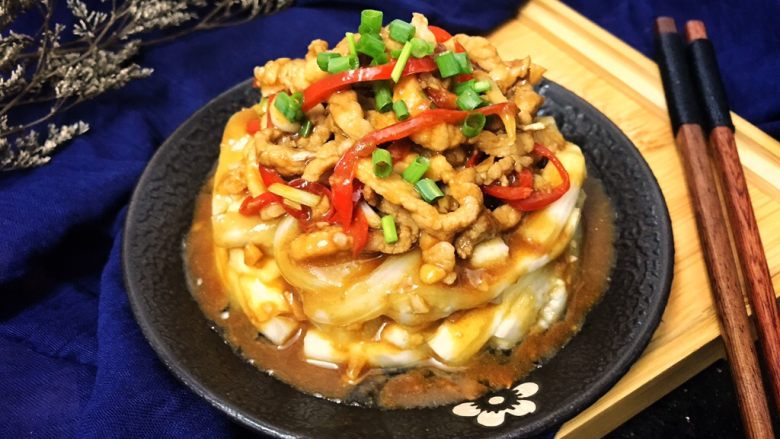 #咸味#~酱香淋茄子,最后,把肉丝带酱汁淋在茄子上面就好了!
也可以把方们拌匀后再来吃!
肉丝嫩香,茄子清甜,很是下饭的!