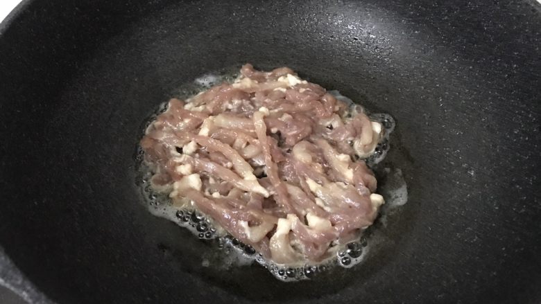 #咸味#~酱香淋茄子,热锅后,下油,把肉丝放入煸炒