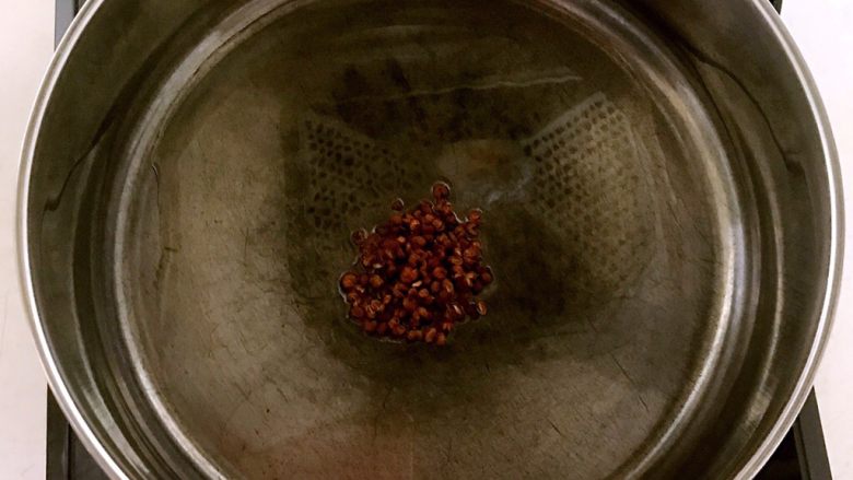 麻辣藕丁,锅内加入大豆色拉油烧热后加入花椒粒,煸炒1分钟