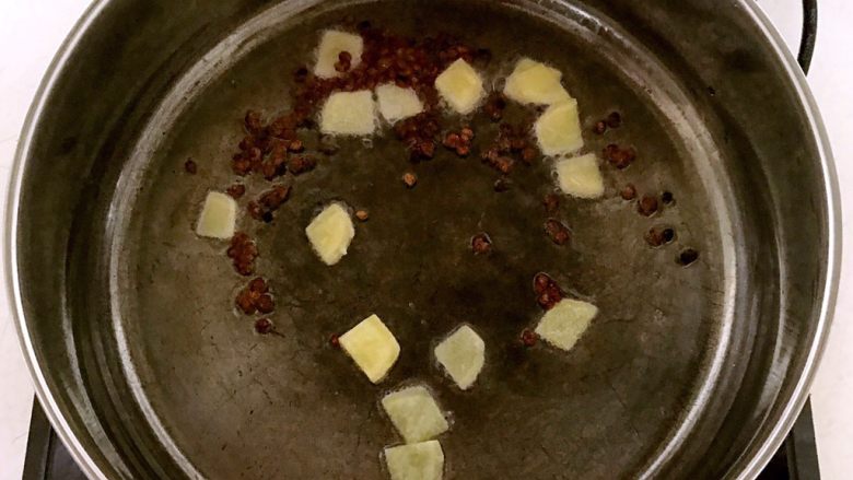 麻辣藕丁,加入姜片,炒出香味