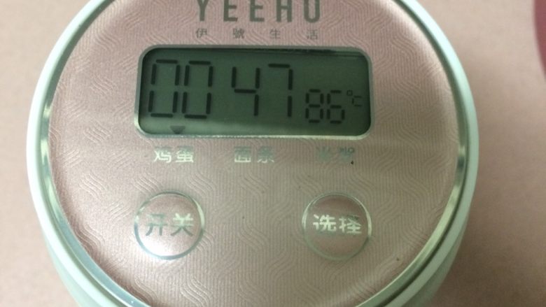 焖烧罐凉瓜黄豆排骨汤,我选择的是煮粥功能,这个焖烧罐显示时间是47分钟,但是我觉得肉类蘑菇更久一点会更好,所以我焖了3个小时