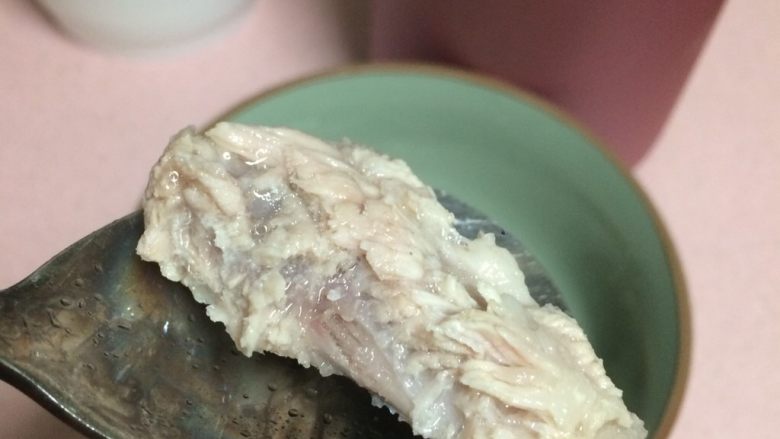 焖烧罐凉瓜黄豆排骨汤,细看一下排骨有没有熟,咬一口已经脱骨,非常美味,太赞了👍.