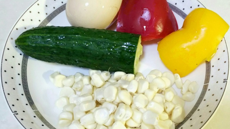 什锦炒饭,把所有食材清洗干净（<a style='color:red;display:inline-block;' href='/shicai/ 25'>胡萝卜</a>没有在里面），<a style='color:red;display:inline-block;' href='/shicai/ 500'>玉米</a>拔下来。