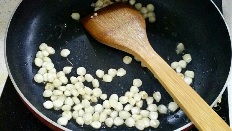 什锦炒饭,锅里倒入适量的油，先把玉米炒一下，抄到玉米变透明就行。