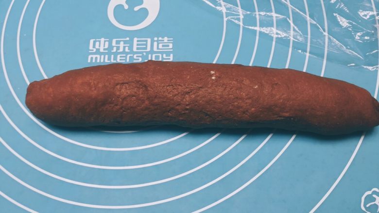 可可麻薯软欧,卷起来收口收紧,滚圆拉长一点,朝下放置