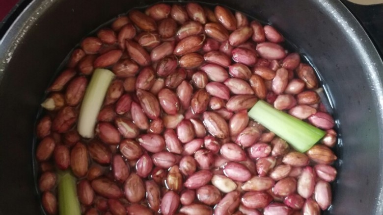 凉拌花生芹菜胡萝卜,先把<a style='color:red;display:inline-block;' href='/shicai/ 664'>花生</a>洗净，锅内放水，摸过<a style='color:red;display:inline-block;' href='/shicai/ 664'>花生</a>就行，然后把，<a style='color:red;display:inline-block;' href='/shicai/ 3250'>葱</a>，<a style='color:red;display:inline-block;' href='/shicai/ 37'>姜</a>，<a style='color:red;display:inline-block;' href='/shicai/ 700'>花椒</a>，<a style='color:red;display:inline-block;' href='/shicai/ 695'>八角</a>，盐（盐可以多放点，因为要入味）和<a style='color:red;display:inline-block;' href='/shicai/ 664'>花生</a>一起煮， 30分钟就可以，不喜欢太熟的可以缩短时间。！ 