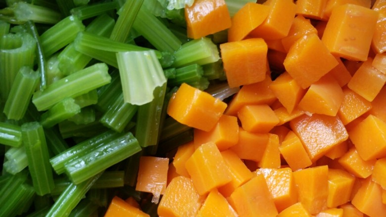 凉拌花生芹菜胡萝卜,准备好芹菜，胡萝卜以后，分别要先焯水，然后过凉，沥干水待用。