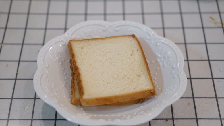 美味焗吐司,吐司两片,切成丁。