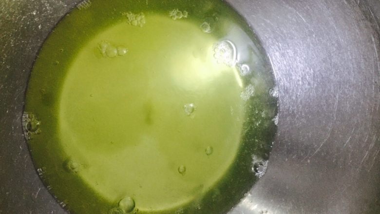 巧克力淋面蛋糕🍰
,先将蛋白蛋黄分离在无油无水干净的盆里,将蛋白放冰箱冷冻一会