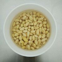 早餐粥伴侣-黄豆榨菜,<a style='color:red;display:inline-block;' href='/shicai/ 3603'>黄豆</a>泡发,泡好后是原有大小的1.5倍左右。