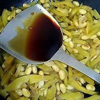 早餐粥伴侣-黄豆榨菜,加入<a style='color:red;display:inline-block;' href='/shicai/ 788'>生抽</a>翻炒,再加一些水,以免干锅