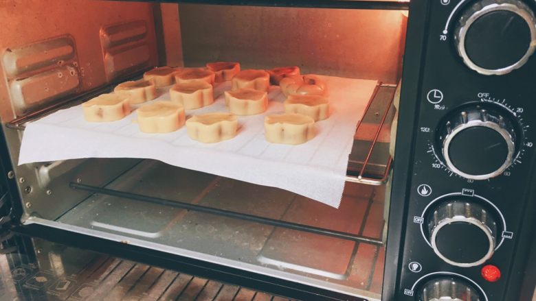 广式小花月饼,这时烤箱预热180°,放入中层烤15分钟