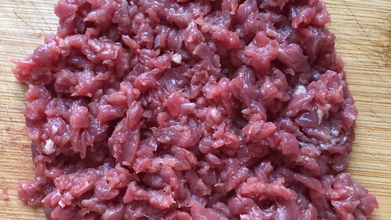 #咸味#烤牛肉酿香菇,把浸泡好的牛肉,沥干水分,切成牛肉末。
