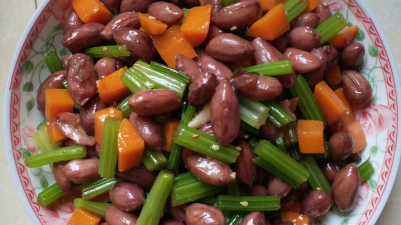 凉拌花生芹菜胡萝卜