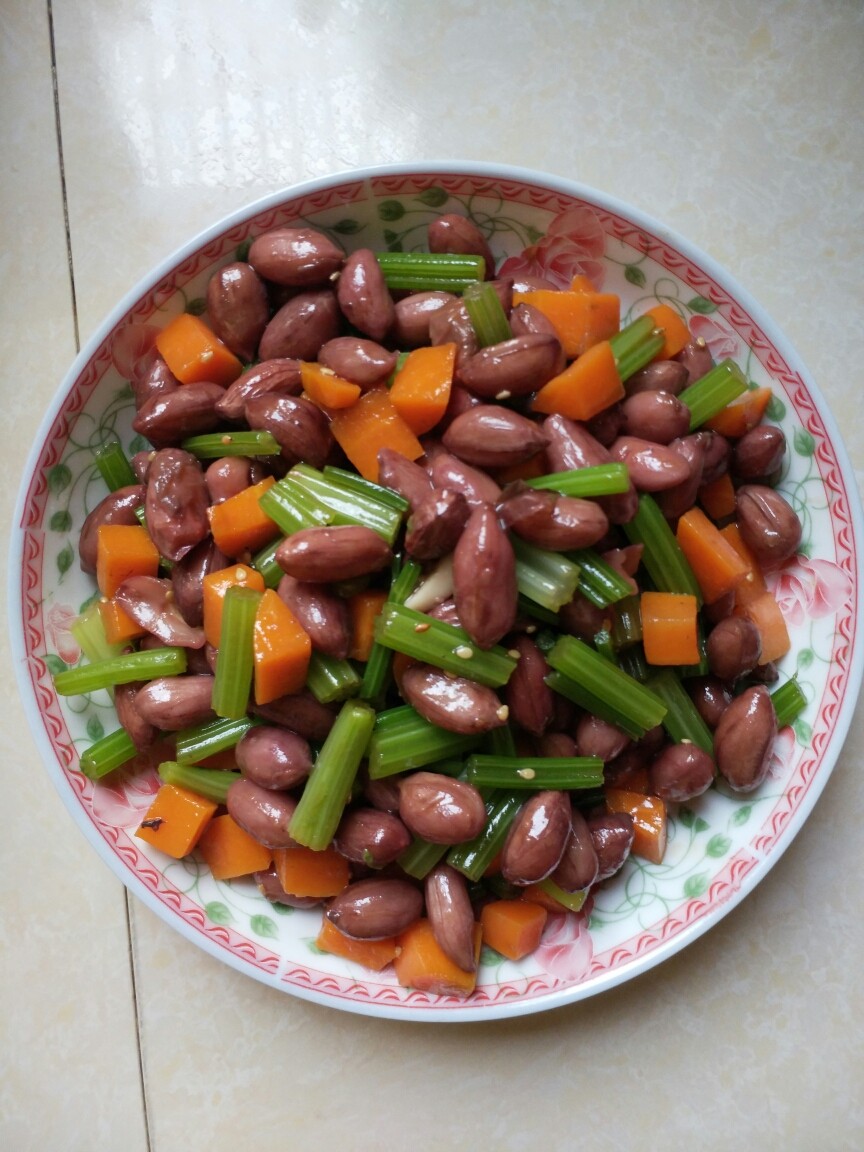 凉拌花生芹菜胡萝卜