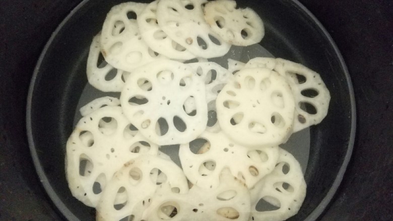 泡椒藕摆盘,捞出,锅里水烧开,把藕放进去煮熟
